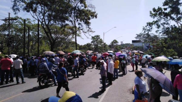 Continúan tomas de carretera en Honduras; Gobierno llama al diálogo