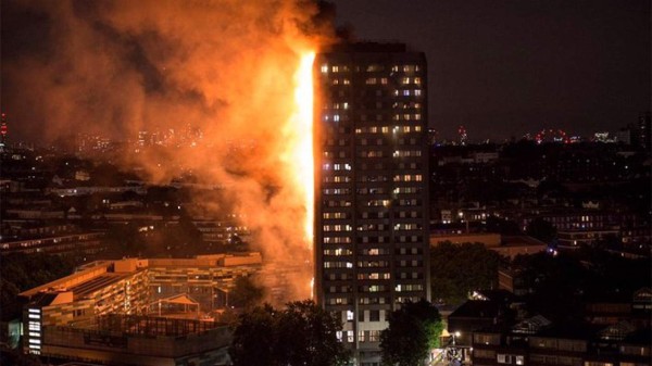 Fuerte incendio consume torre residencial Lancaster West Estate en Londres