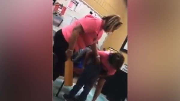 VIDEO: Captan a maestra cuando golpea a menor con una tabla de madera