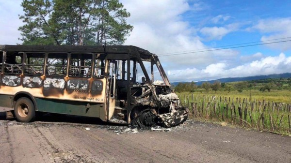Narcos bloquean carreteras en Michoacán tras ataque a policías
