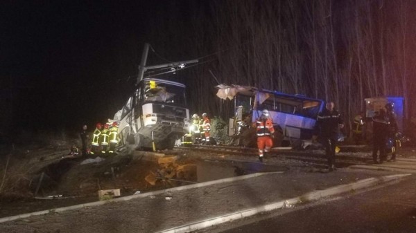 Choque entre tren y bus escolar deja cuatro niños muertos