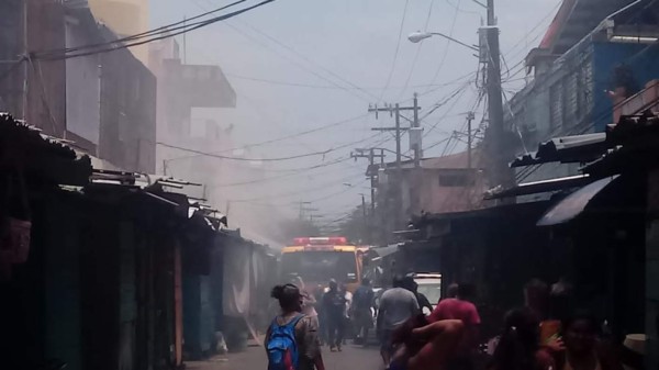 Toman fuego puestos de venta en mercado de La Ceiba, tras presunto cortocircuito