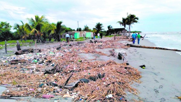 Constatan que aún hay basura acumulada en playas hondureñas
