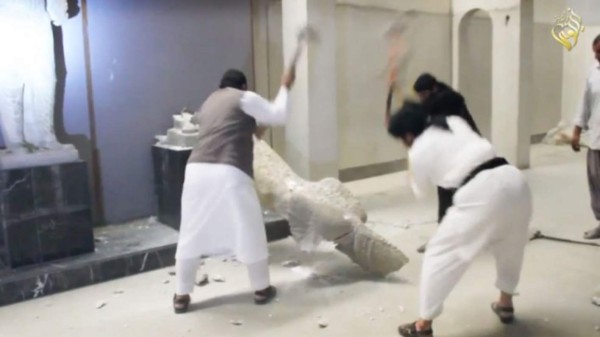 Estado Islámico destroza a martillazos esculturas de 3,000 años en Irak
