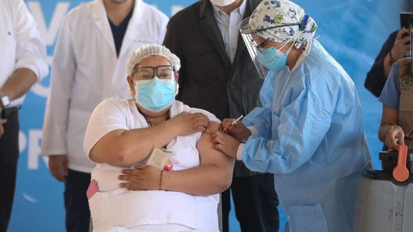 Médicos y enfermeras de Honduras denuncian falta de transparencia en primera jornada de vacunación