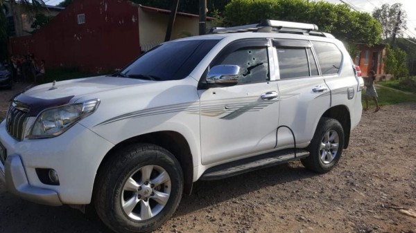 La camioneta de lujo resultó con al menos siete orificios producto de las balas en la puerta y el vidrio del lado del conductor.