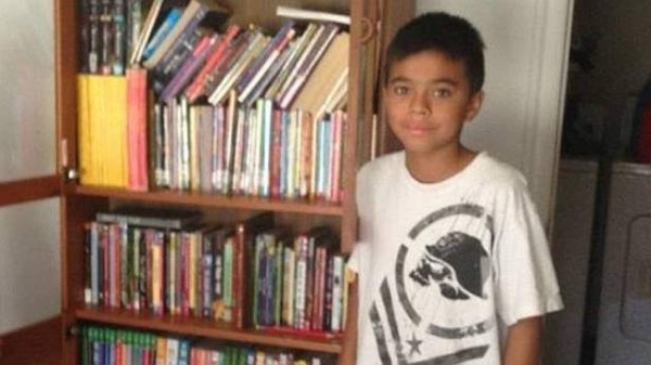 Conmovedor: Niño hispano sin dinero recibe cientos de libros