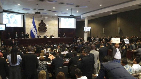 Protestas, gritos y empujones en juramentación de nueva junta del Congreso Nacional