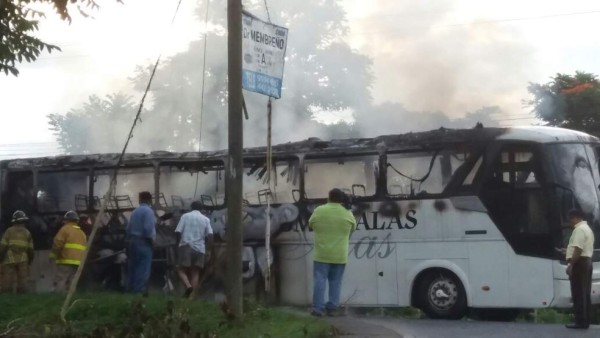 Un bus de la empresa Hedman Allas fue quemado en La Ceiba. El hecho se produjo a eso de las 5:45 am en la Ca-13 frente a la colonia Marisol.