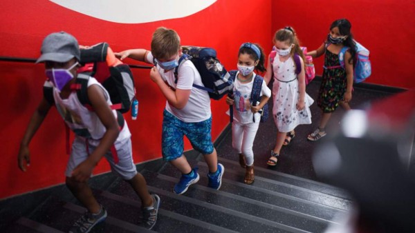Texas prohíbe a escuelas públicas que exijan el uso de mascarilla