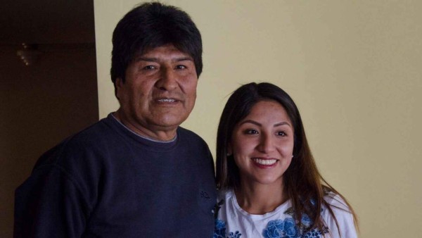 Hija de Evo Morales se vacuna contra covid 19 y le llueven críticas