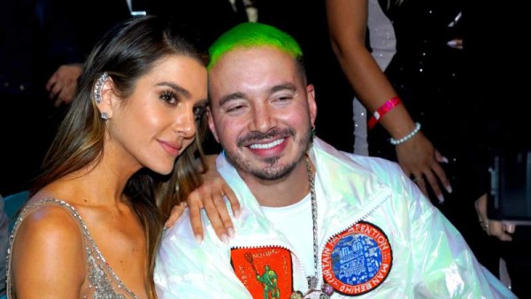 Valentina y J Balvin. La ex Miss Argentina 2014, Valentina Ferrer y el reguetonero J Balvin tienen pocos meses de relación.La pareja acudió junta a los Grammy.