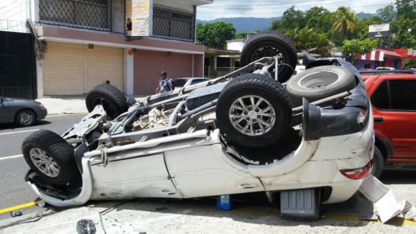 Aparatoso accidente en la 7 calle de San Pedro Sula