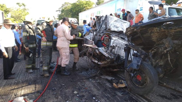 Un muerto y diez heridos en choque de 5 vehículos en Santa Cruz de Yojoa