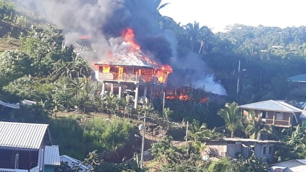 Se incendia casa de madera en Roatán