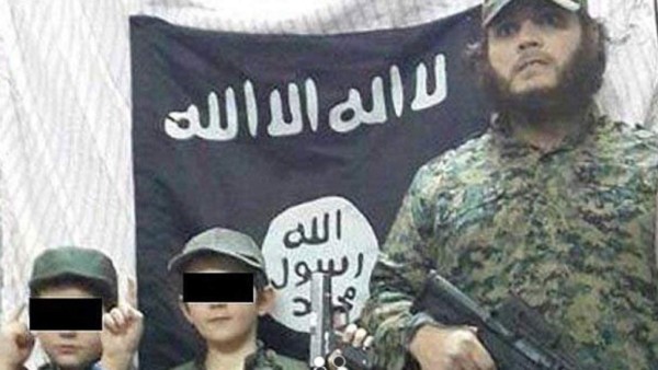 Conmoción por foto de niño que sostiene cabeza decapitada de un sirio