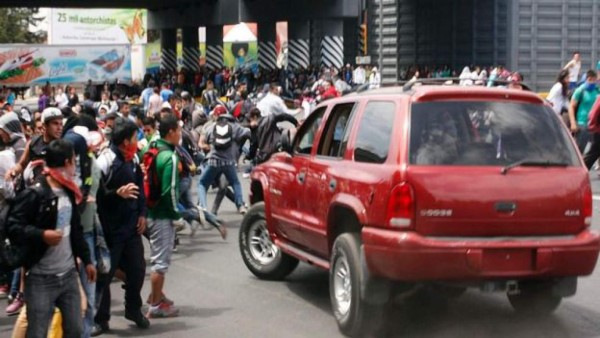 Video: Conductor arrolla a manifestantes en México