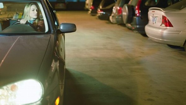 Mujer atropella a esposo cuando le enseñaba a estacionarse