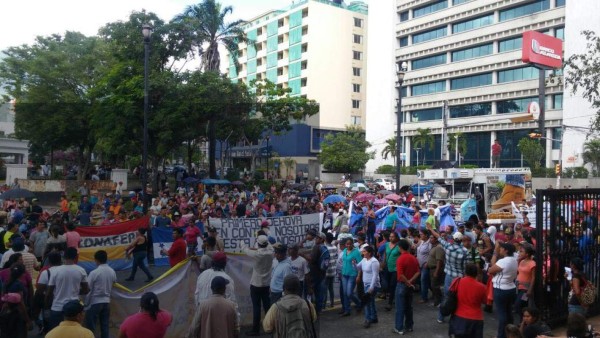 Protestan contra privatización de servicios públicos en San Pedro Sula