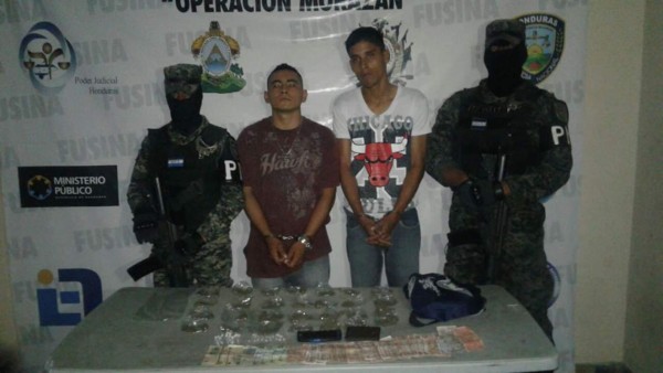 Los capturan con varios envoltorios de supuesta marihuana en Chamelecón