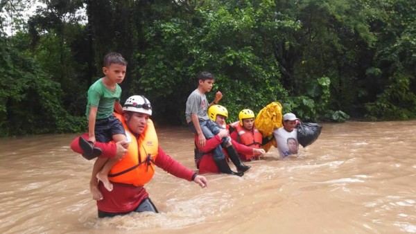 Rescatan a familias que se encontraban incomunicadas por inundaciones en Marcovia
