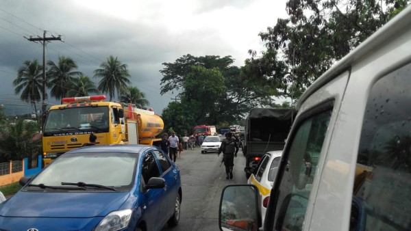 Árbol caído causa caos vehicular en carretera entre El Progreso y Tela   