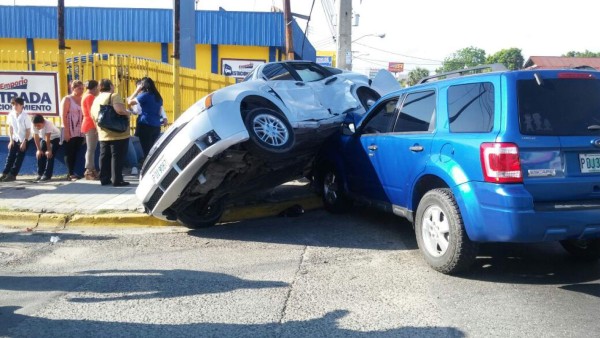 Ilesos tras accidente en la tercera avenida de San Pedro Sula