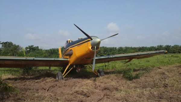 Avión aterriza de emergencia en campo bananero de Honduras