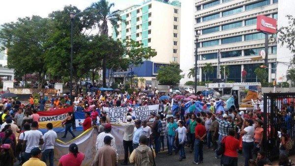 Protestan contra privatización de servicios públicos en San Pedro Sula