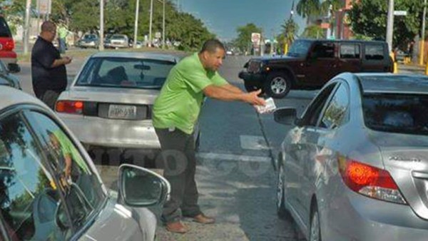 Héctor 'el Father” y Julio 'Voltio' salen a la calle a orar por la gente