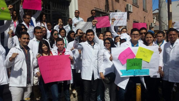 Estudiantes de medicina protestan frente a la Secretaría de Salud