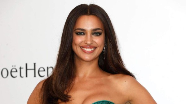 Irina Shayk deja sin aliento a seguidores con foto semidesnuda