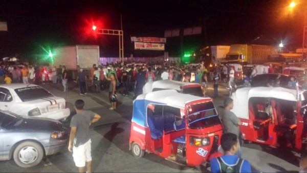 Desalojo de conductores de mototaxis deja tres heridos en Villanueva