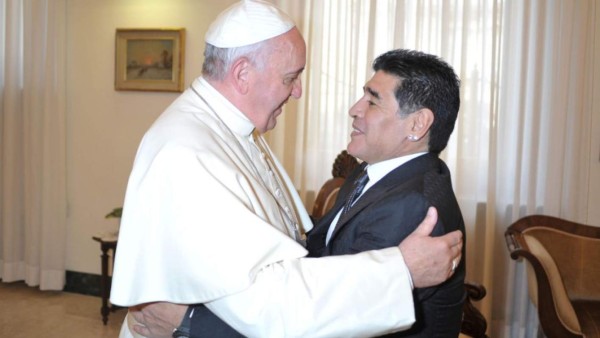 El papa Francisco recuerda 'con afecto' y ofrece oraciones por Maradona