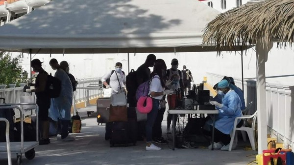 Grupo de 32 marinos retorna a Roatán, Islas de la Bahía, tras dos meses varados en alta mar