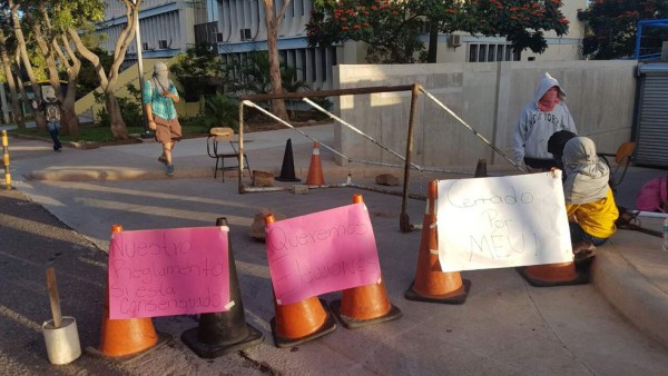 Estudiantes del MEU bloquean parqueos de la Unah