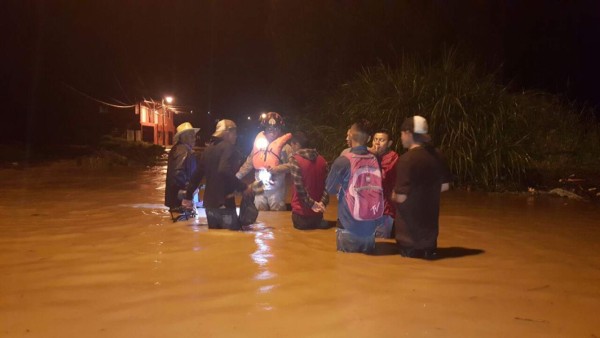 Alerta roja: evacúan a familias por desbordamiento del río Ulúa