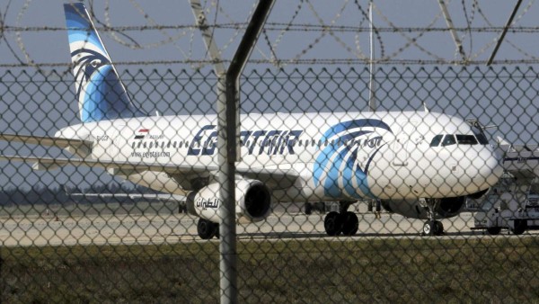 Confirman que hubo incendio en avión de EgyptAir siniestrado