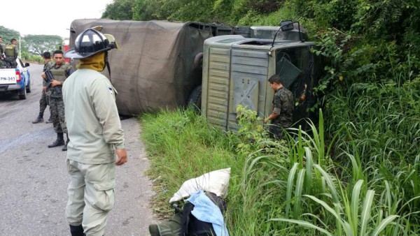 Vuelca un camión del Ejército con medicamentos en Santa Rosa de Copán  