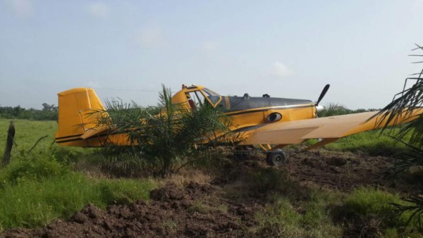 Avión aterriza de emergencia en campo bananero de Honduras