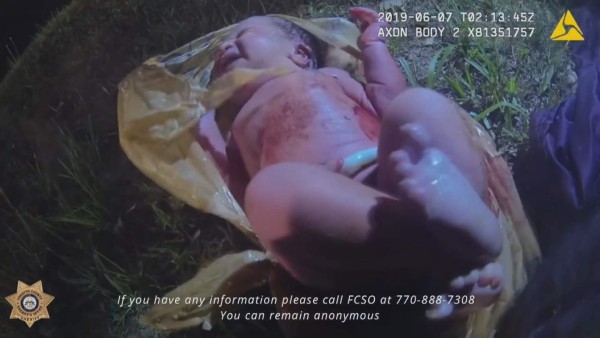 Difunden video del rescate de bebé abandonada en bolsa de plástico