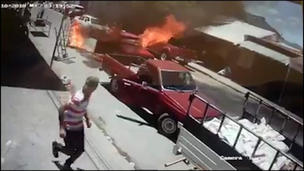 Video: Hombre envuelto en llamas escapa de su vehículo incendiado en Choluteca