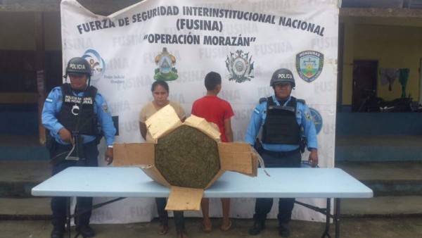 Cae una madre y su hijo con una caja con marihuana en Colón