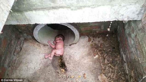 Milagroso rescate de bebé abandonada en un desagüe