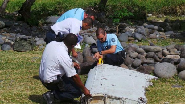 Las autoridades siguen analizando los pocos restos recobrados del vuelo MH370.