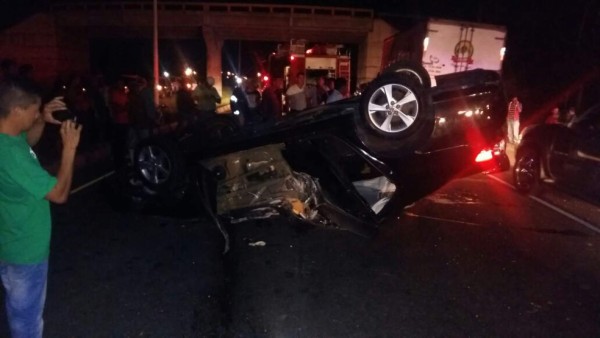 Rescatan a joven atrapada tras accidente vehicular