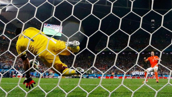 Video: Sergio Romero usó un 'papelito' para los penales ante Holanda