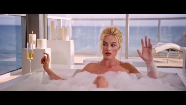 Margot Robbie se da 'baños con cerveza'