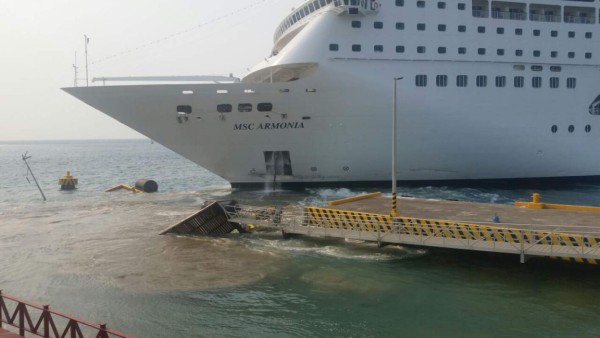 Video muestra momento en que crucero impacta muelle de Roatán