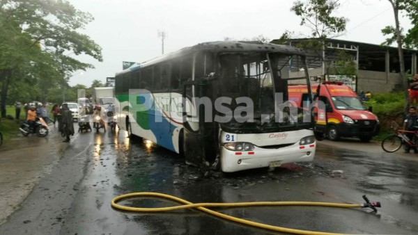 Tres muertos en tiroteo y quema a bus de Transportes Cristina en La Ceiba